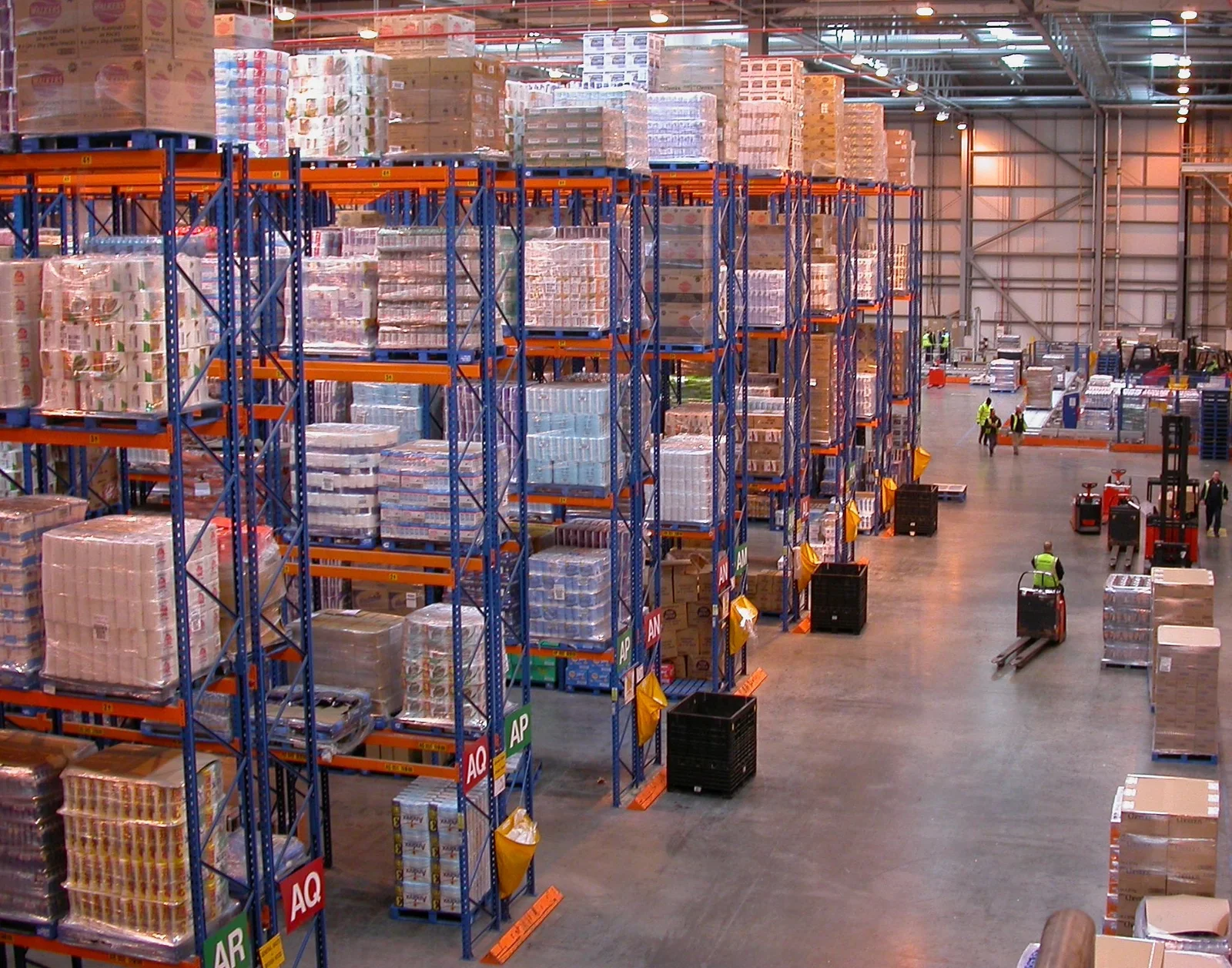 Magazijn met stellingen en orderpickers